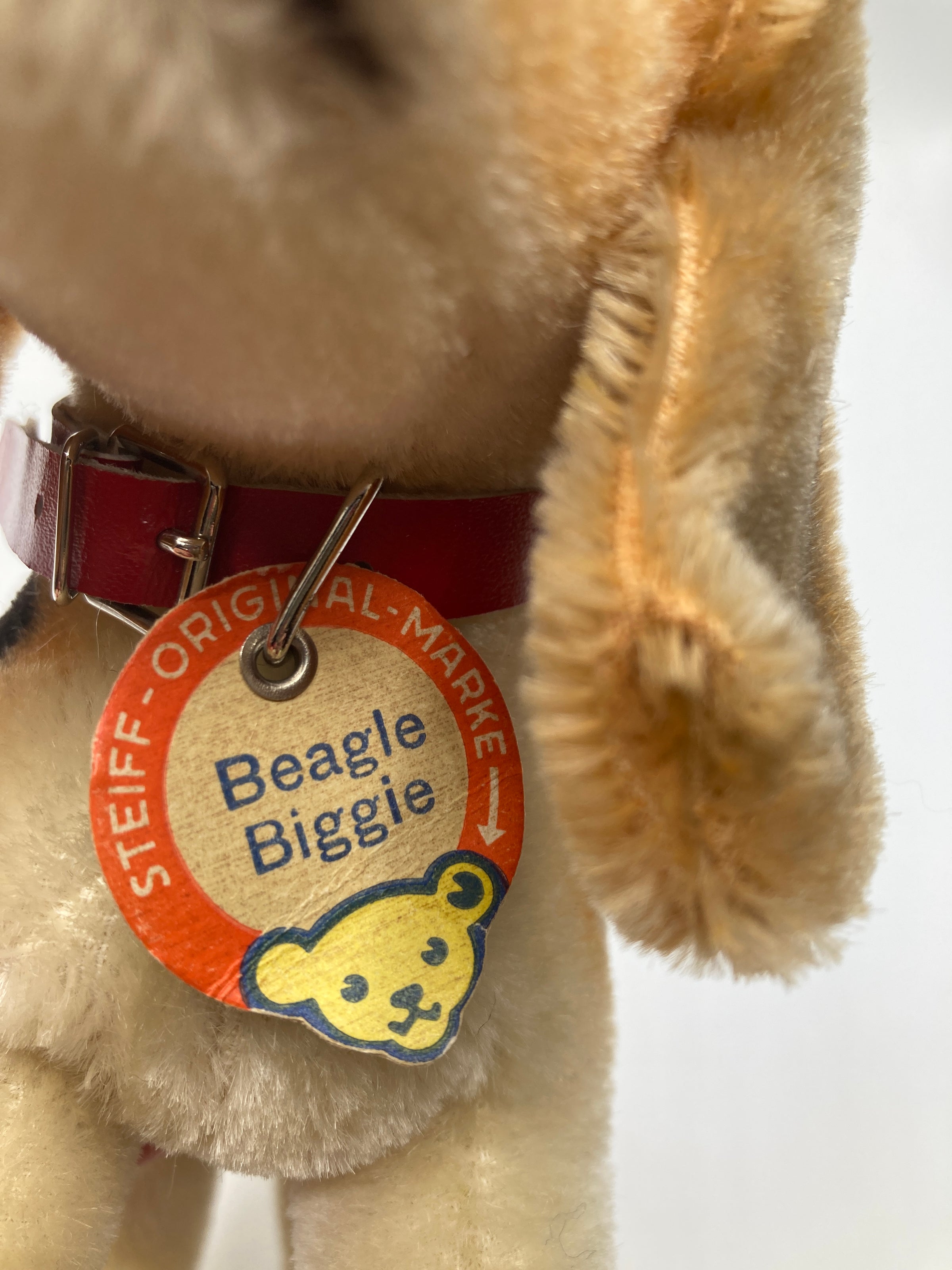 Steiff's Medium Standing Biggie Beagle With ID | My Site