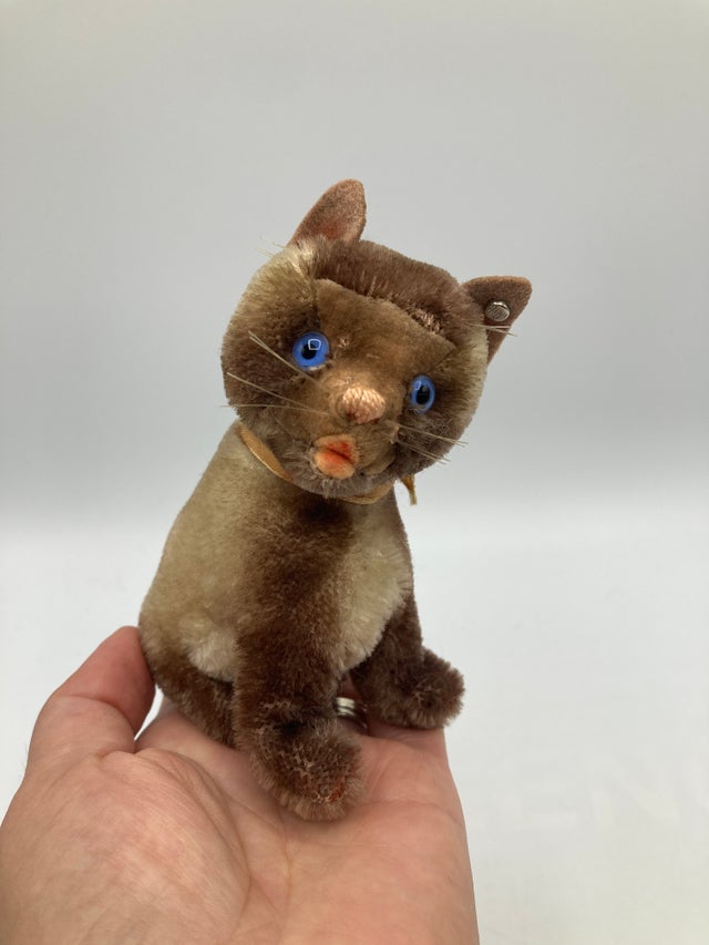 Does Toys R Us Sell Steiff Cat? Find Out Now!