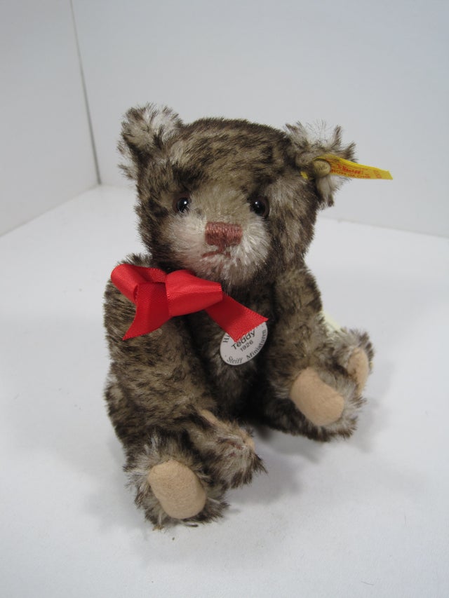 Mom Bought Rare Steiff Teddy Bear at Yard Sale That's Set to be Sold For  $6,000